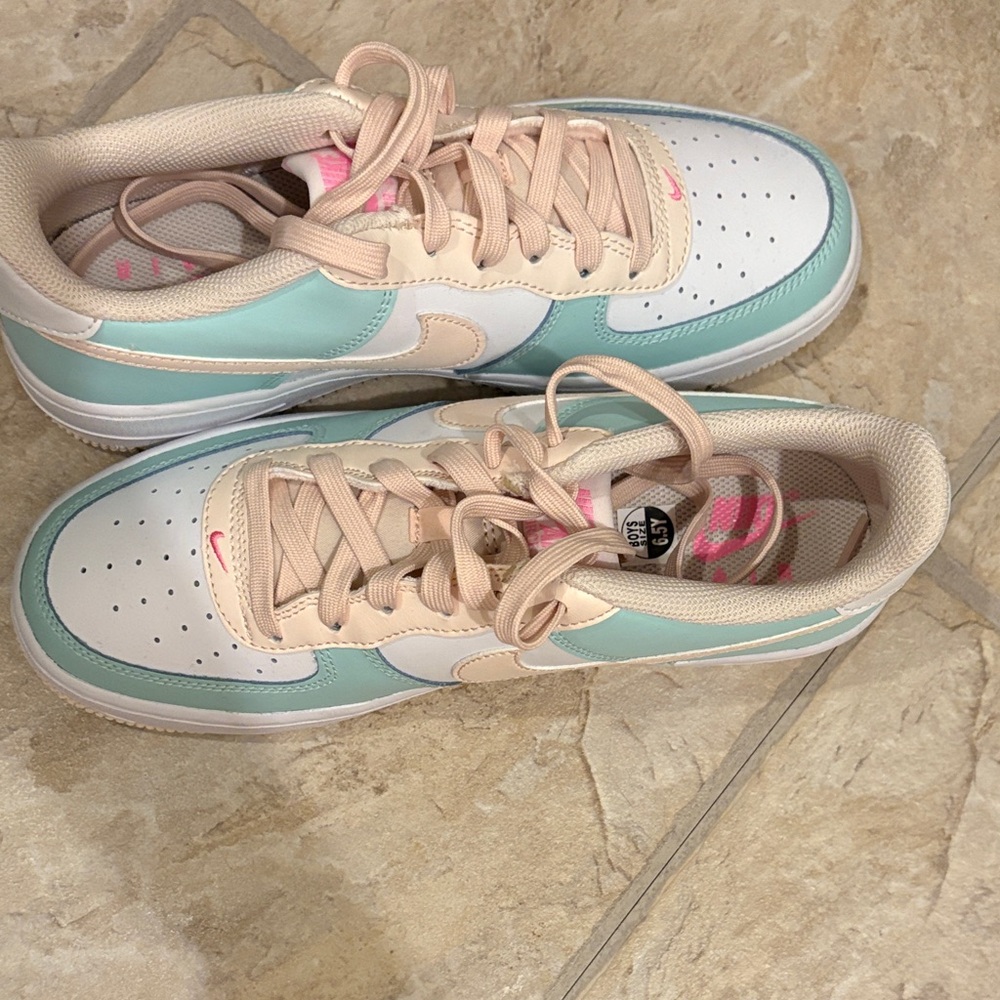 Nike Emerald Guava Ice Nike Boys size 6.5 Sneakers - Picture 4 of 16